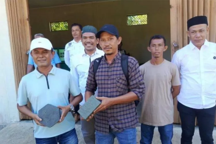 Dua pemuda asal Abdya memperlihatkan hasil olahan sampah plastik menjadi Paving Block di lokasi TPA Ikue Lhueng Kecamatan Susoh