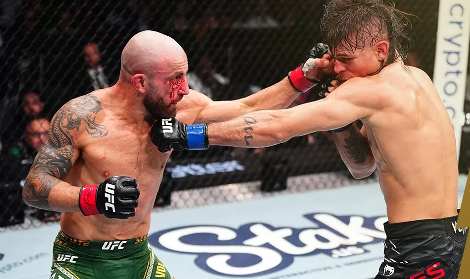 Alex dan Diego saling lepaskan pukulan.