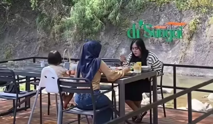 View Di Sungai Resto yang langsung menghadap sungai dan tebingan.