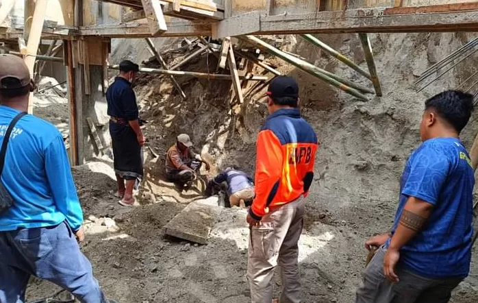 Tebing Ambruk Timpa Pekerja Coffee Shop di Kintamani Bali 1 Korban Meninggal Dunia (Rudi Imelda )
