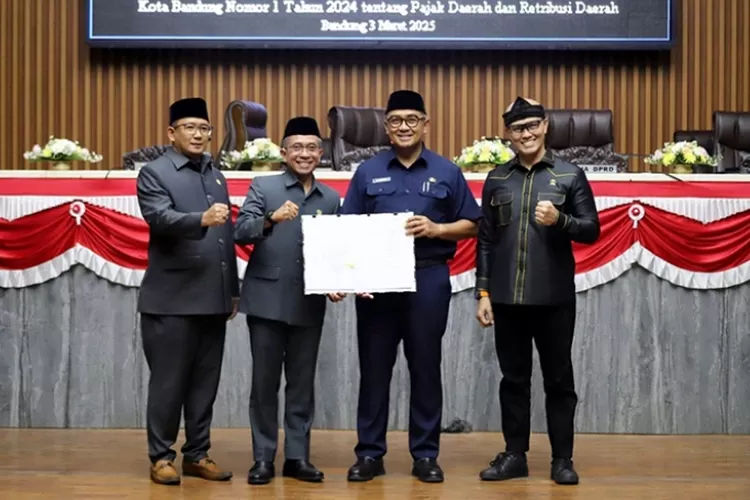 Wali Kota Bandung Muhammad Farhan usai rapat paripurna di gedung DPRD Kota Bandung 