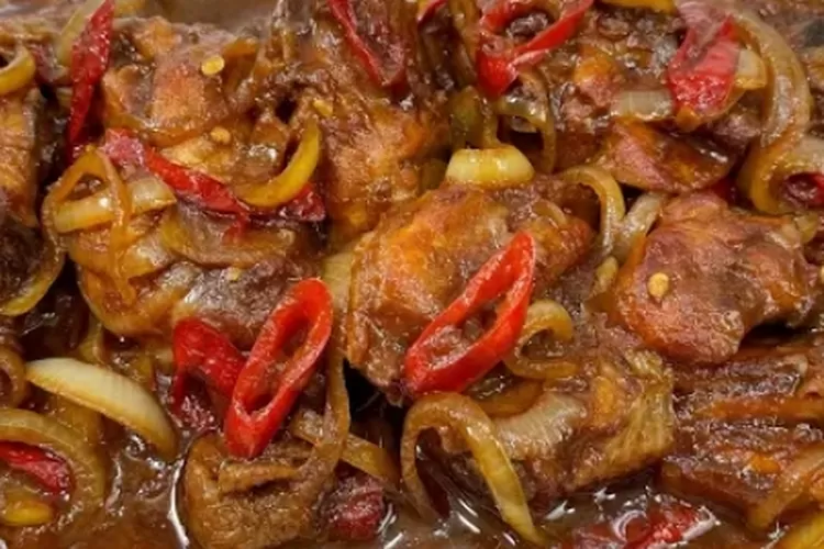 Resep Ayam Kecap Bawang Bombay sajian lezat untuk masakan harian (YouTube@Ika Mardatillah)