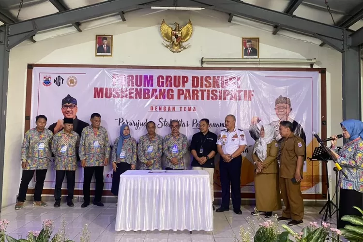 Penandatangana dokumen usulan skala prioritas dalam Musrenbang Kelurahan Karangmekar (Foto Kusnadi)