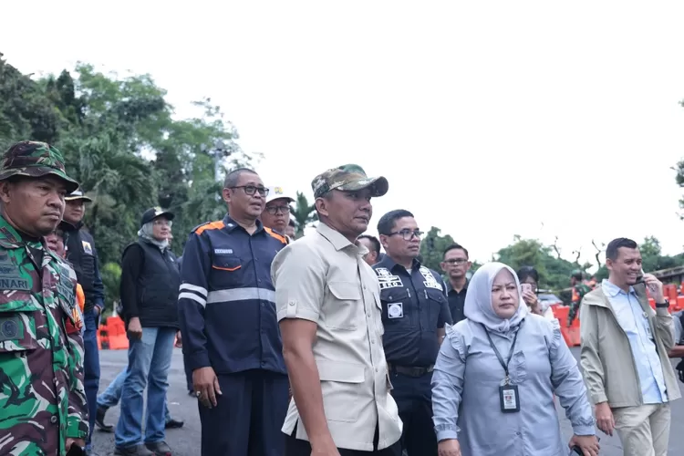 Wakil Wali Kota Bogor Jenal Mutaqin saat tinjau longsor di Batutulis (ist)