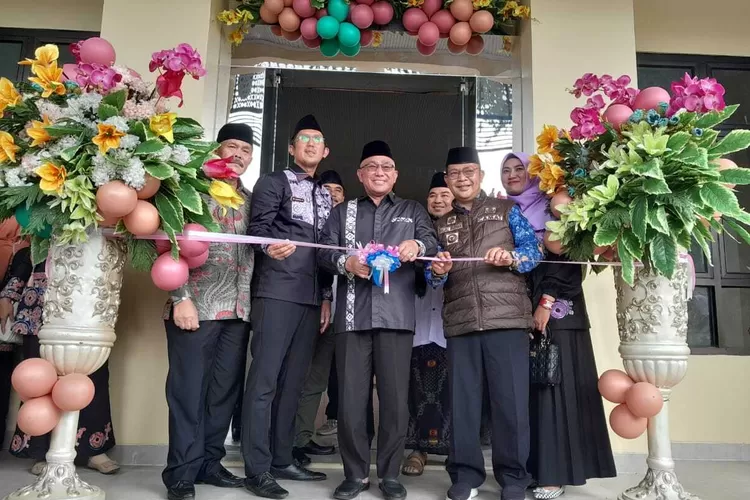 SIMBOLIS : Prosesi gunting pita oleh oleh Walikota Depok, Mohammad Idris, sebagai tanda diresmikannya Kantor Kelurahan Duren Mekar, Kecamatan Bojongsari, Kota Depok, Jumat (29/11). (ALDY RAMA/RADAR DEPOK)