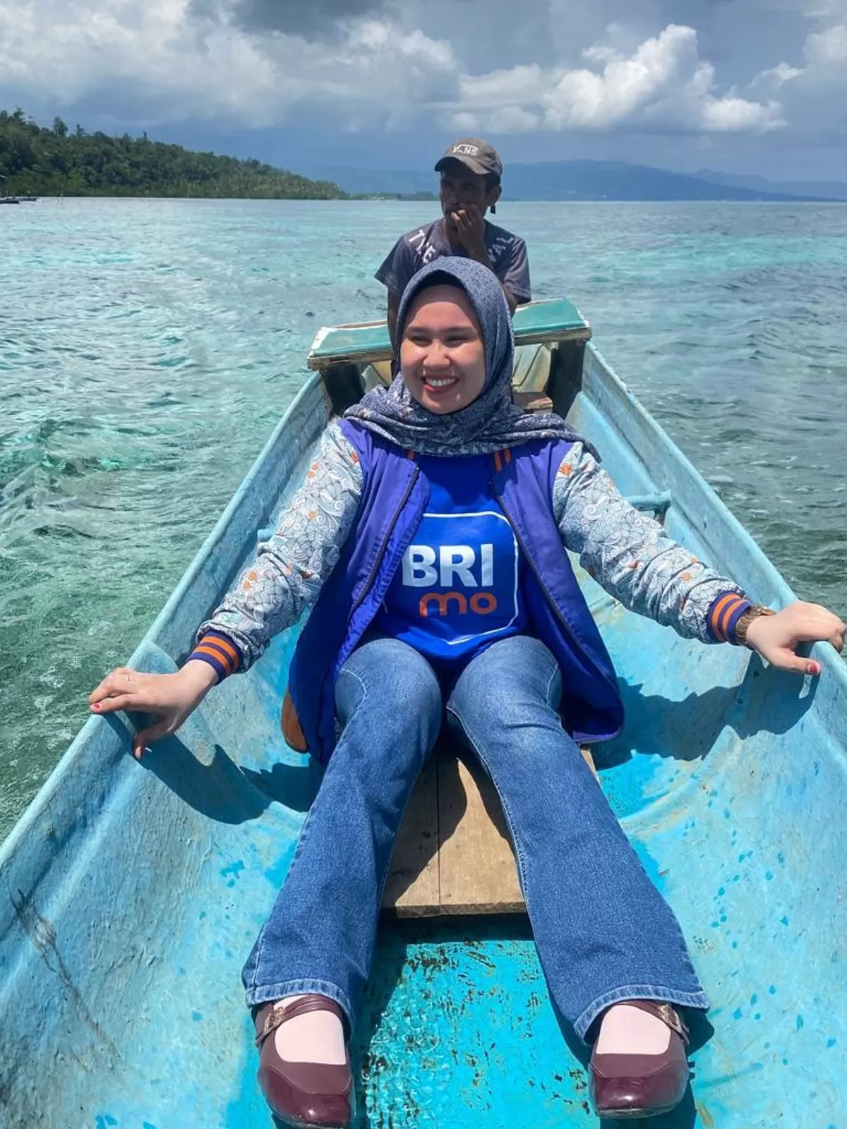 Mantri BRI Eka Fitriyani menembus lautan demi melayani nasabah di tiga pulau terpencil, memastikan akses keuangan tetap terjaga.