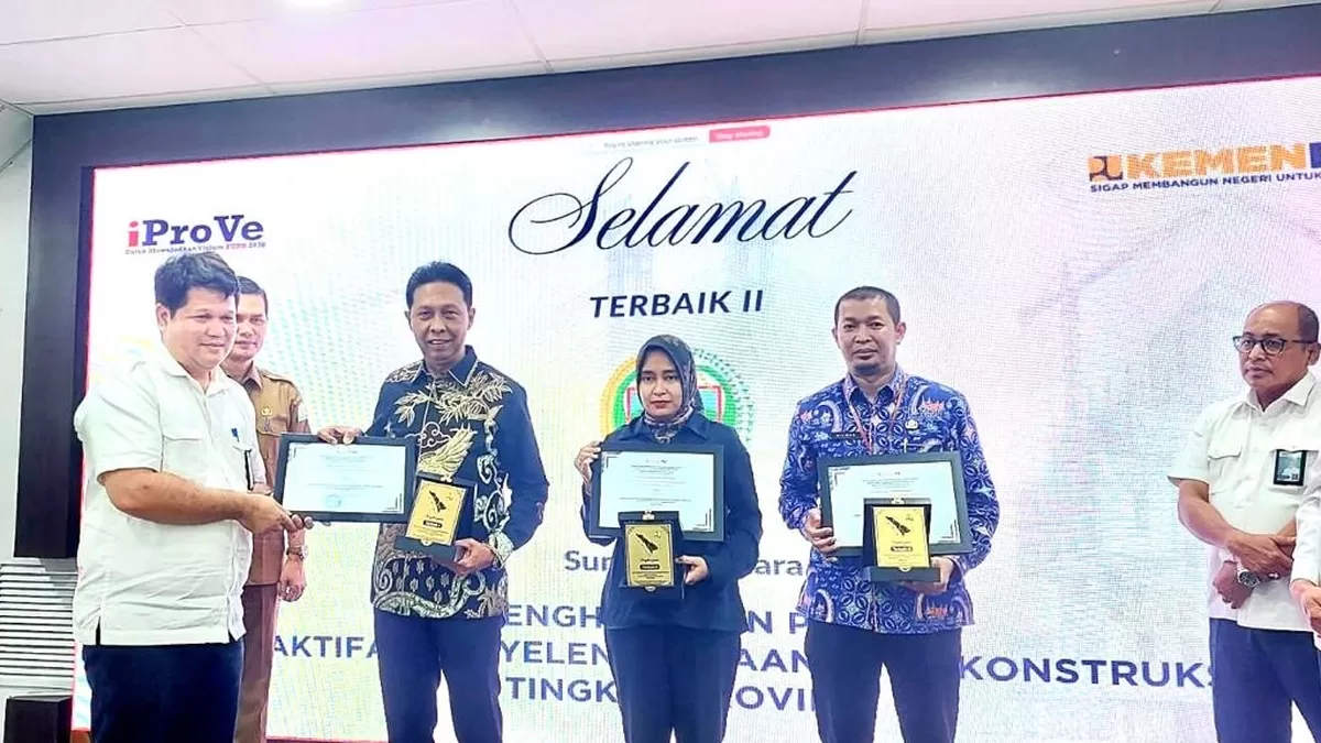 Kepala Dinas PUPP Provinsi Kepri saat menerima penghargaan Penilaian Kinerja dan Pembinaan OPD Sub-Urusan Jasa Konstruksi Wilayah I Sumatera.  (Dok.Dinas PU Kepri)