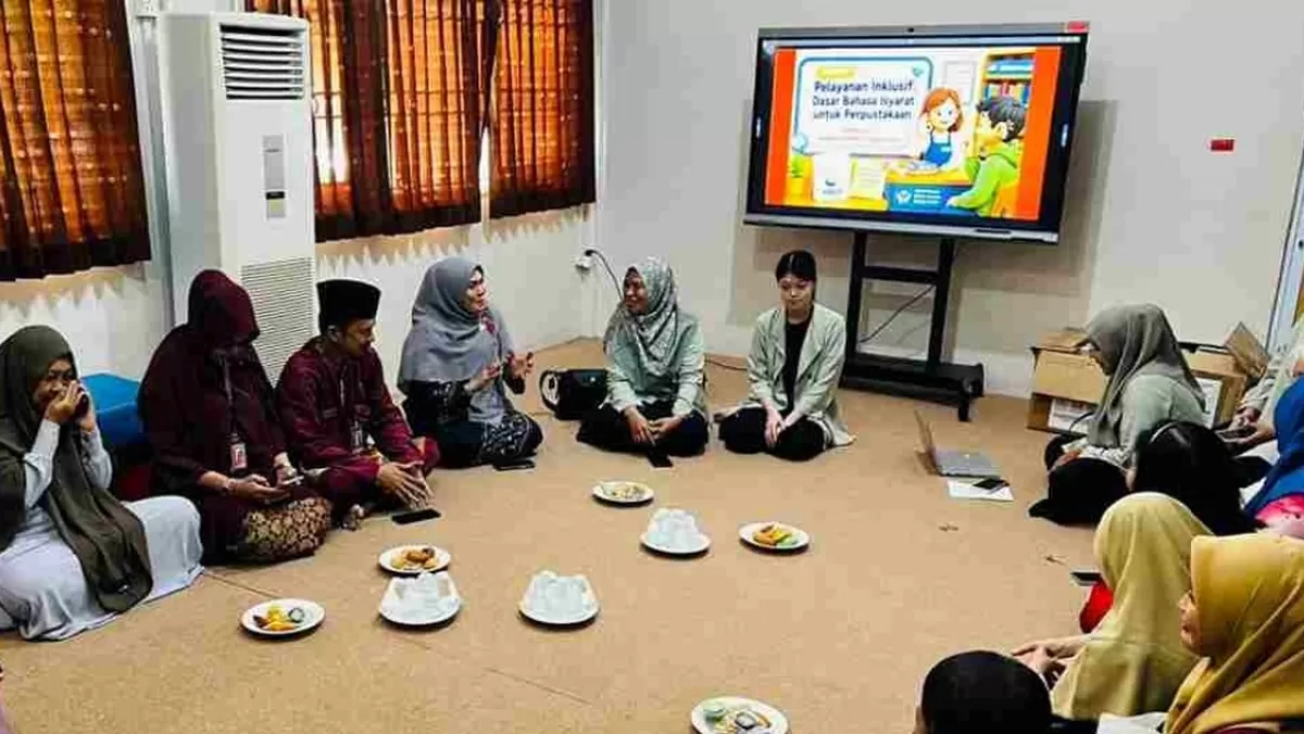 Petugas Perpustakaan Tanjungpinang sedang ikut pelatihan bahasa isyarat Bisindo.(Foto:Diskominfo Tanjungpinang)