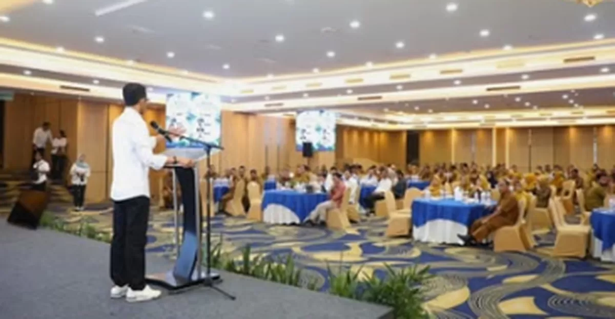 Walikota Batam Amsakar Achmad saat membuka kegiatan Penyampaian Laporan Akhir Kajian Optimalisasi dan Strategi Tata Kelola Pengangkutan Sampah Kota Batam di Grand Ballroom AP Premiere, Jodoh, Batuampar.(Foto:ig Diskominfo Batam)