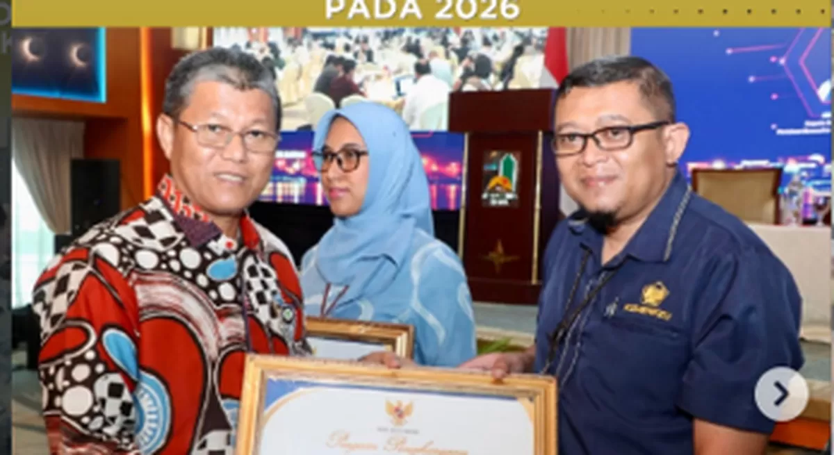  Sekda Kota Batam, Firmansyah, menyerahkan penghargaan saa rapat  stakeholder dan sosialisasi terkait proses penerbitan Izin Usaha Penyediaan Tenaga Listrik (IUPTLU/IUPTLS). (foto:ig Diskominfo Batam)