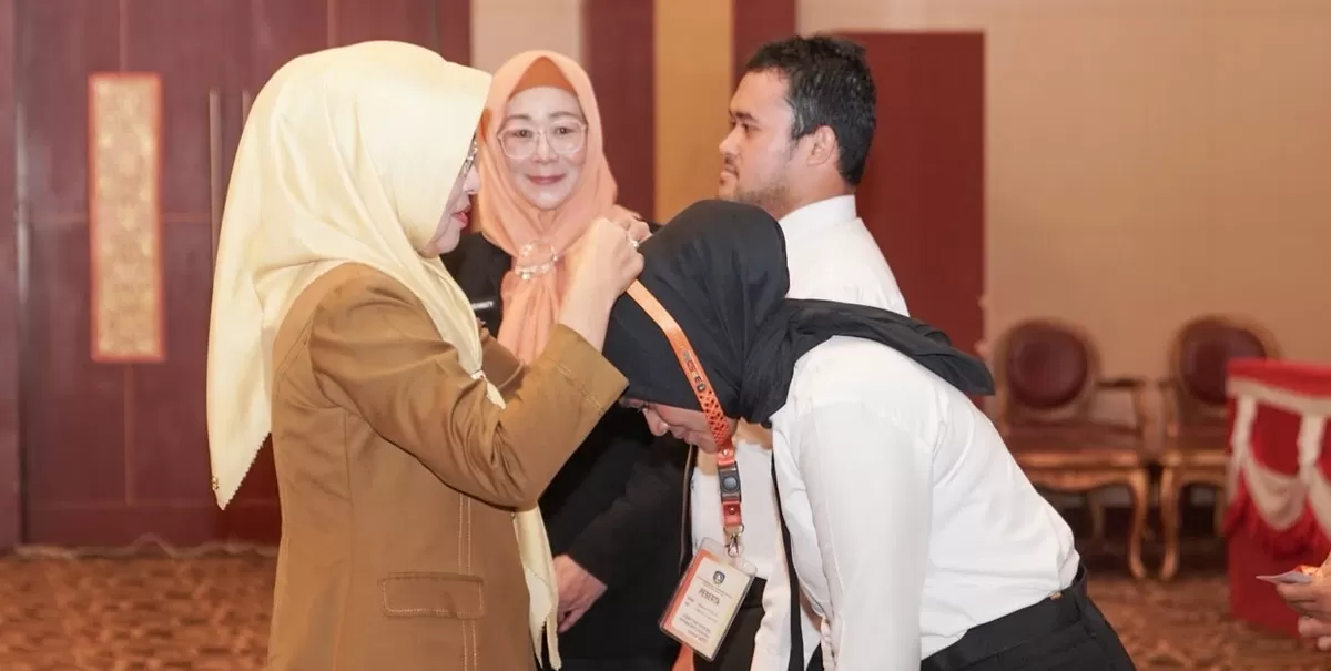 Sekdaprov Kepri Misni didampingi Kepala BPSDM Kepri Any Lidawati melepas tanda peserta pada penutupan Latsar CPNS 2026 di Aula Wan Seri Beni, Dompak. (Foto;Diskominfo Kepri)