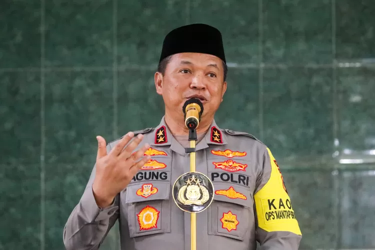 Kapolda Sumut, Irjen Pol Agung Setya Imam Effendi memberi sambutan pada Khatmil Al-Qur'an dalam rangka memperingati Isra Miraj di Masjid Al Hidayah Markas Polda Sumut, Senin (12/2/2024).