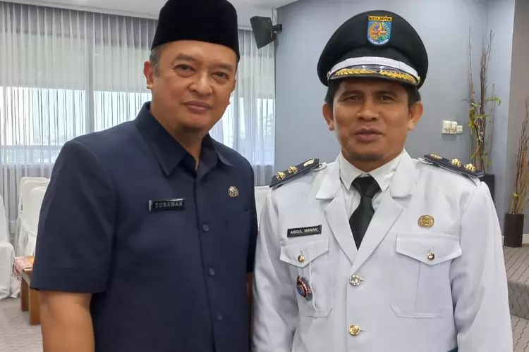 KOMPAK : Lurah Kukusan, Gunawan (kiri) foto bersama Abdul Manan yang akan menjabat sebagai Lurah Kukusan, usai prosesi pelantikan mutasi yang berlangsung di Aula Lantai 5 Balaikota Depok, Kamis (21/3). (DOKUMEN NARASUMBER)