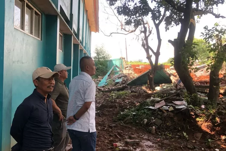 Anggota Komisi III DPRD Bogor, Achmad Maulana melakukan pengecekan ke lokasi SDN 1 Cipayung, Kecamatan Cibinong, Sabtu, 3 Mei 2025. (ISTIMEWA)