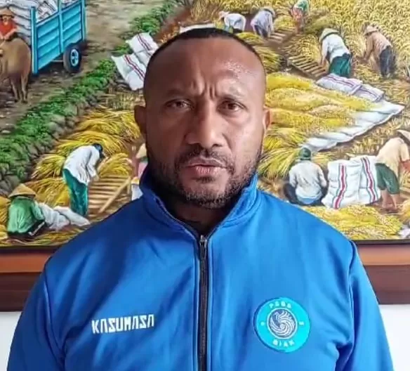 Presiden Club PSBS Biak, Yan Mandenas (Foto: HANS PALEN/CEPOSONLINE.COM)