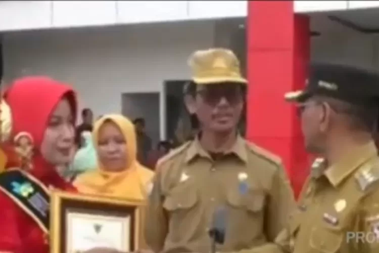 Pemkab Polwali Mandar hadiah bidan teladan motor belum lunas. (YouTube Metro TV)