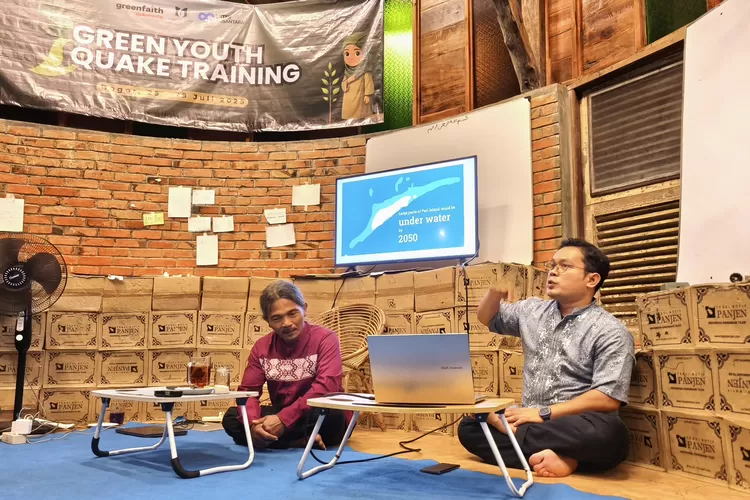 Pak Bobi (Kiri), nelayan dan pejuang lingkungan Pulau Pari dan Parid Ridwanuddin (kanan) Manager Program GreenFaith Indonesia, saat mengisi acara Green Youth Quake di Pesantren Ekologi Misykat, DRamaga, Bogor.