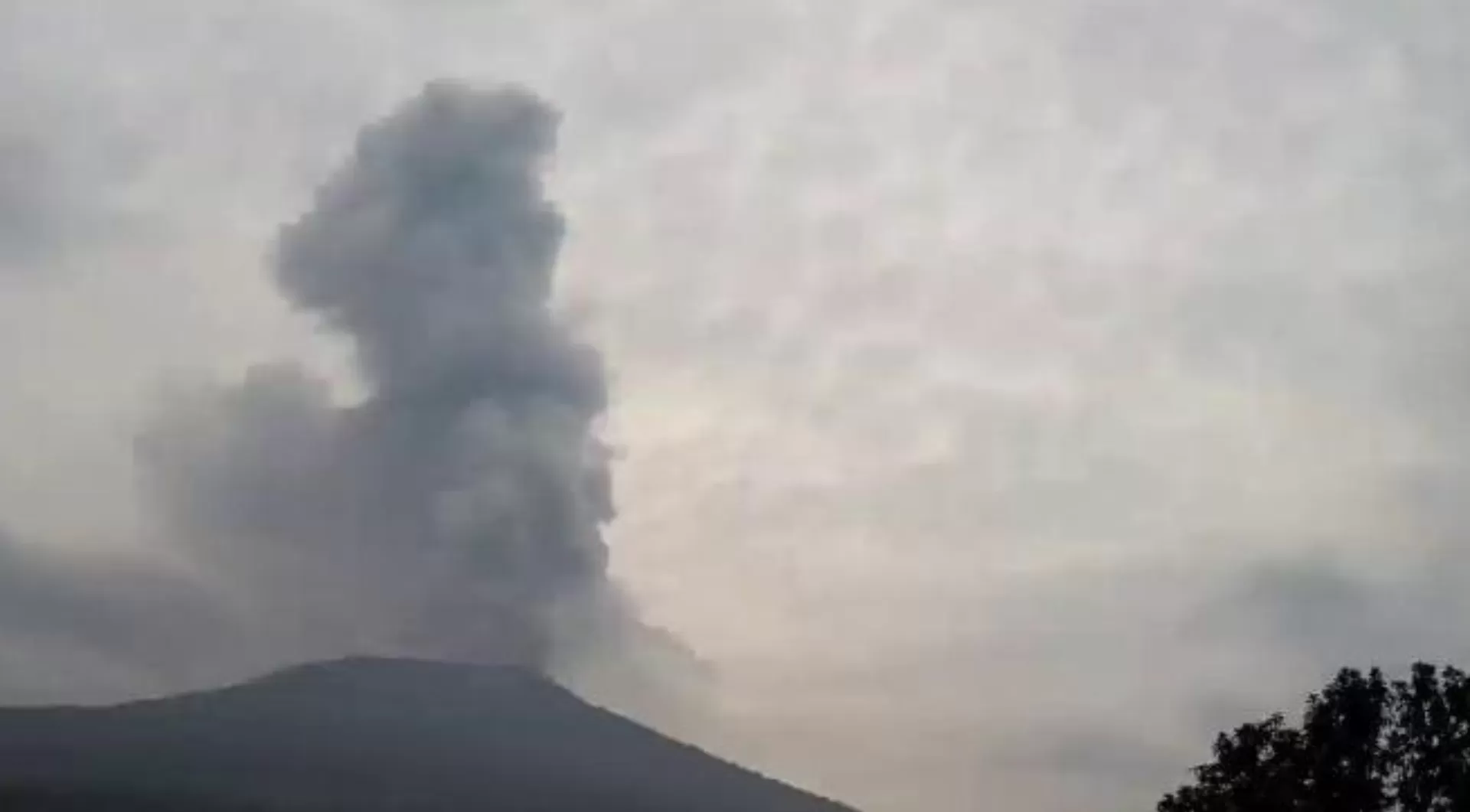 Gunung Marapi kembali erupsi pada 25 Desember 2023