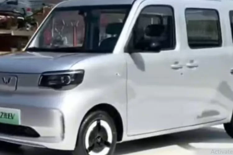 Wuling telah meluncurkan mobil listrik terbaru mereka, Zhiguang EV, yang memiliki desain mirip dengan Daihatsu Gran Max. (Tangkapan Layar YouTube B Otomotif)