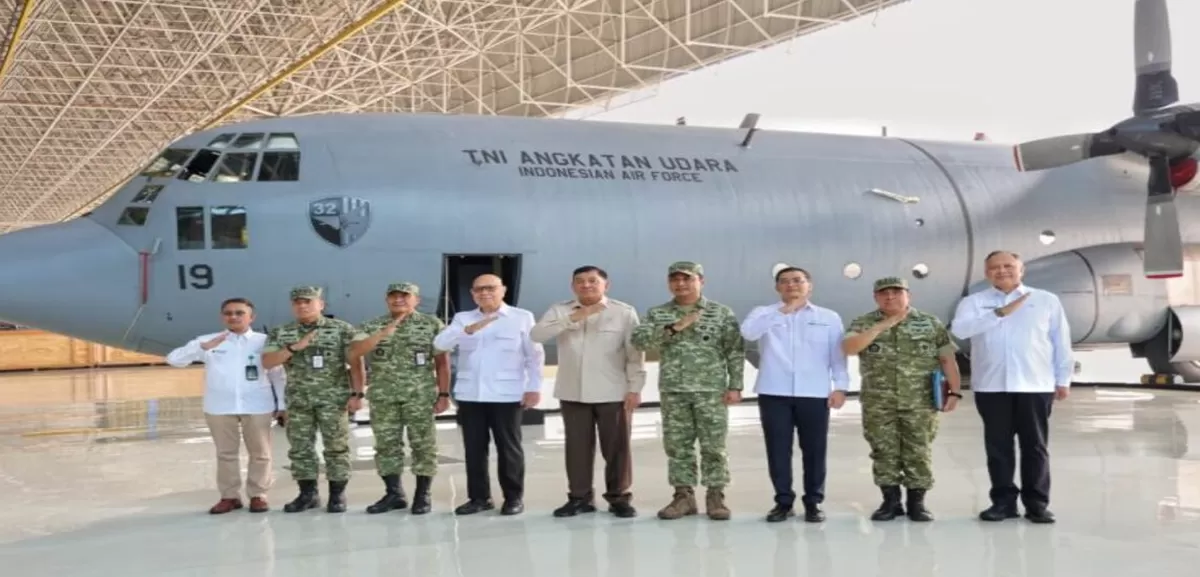 Menteri Pertahanan Republik Indonesia (Menhan RI) Sjafrie Sjamsoeddin menghadiri seremoni penyerahan unit pesawat Hercules C-130H A-1319 hasil modernisasi PT Garuda Maintenance Facility Aero Asia Tbk (GMF) kepada Kementerian Pertahanan (Kemhan) di Bandara Soekarno-Hatta, Tangerang, Banten. (Dok. Biro Infohan Setjen Kemhan)