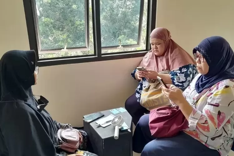 DAFTAR : Saat prosesi pendaftaran Wira Usaha Baru (WUB) pada tahun 2024 di kantor Kelurahan Mampang, Pancoranmas, Kota Depok. (ALDY RAMA/RADAR DEPOK)