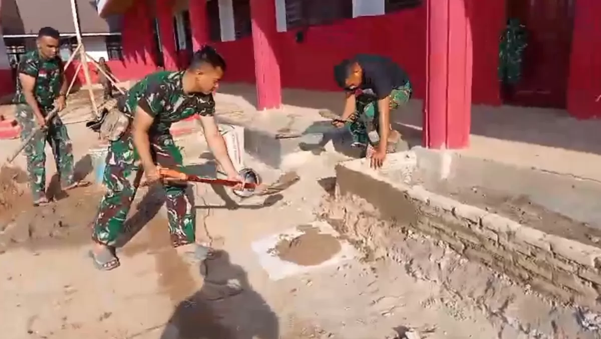 Sekolah-sekolah terdampak bencana di Tapanuli Tengah dan Tapanuli Selatan terus dibersihkan dengan bantuan personel TNI AD. (Kalimantansatu.com/Dok. TNI AD)