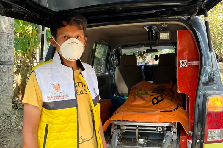 Driver Ambulans PT Takabeya Peduli, Rahmat T Geurugok saat hendak mengantar jenazah yang ditemukan di Rancong Kecamatan Kutablang ke RSUD dr Fauziah Bireuen. Foto Dokumen Realitasonline.id