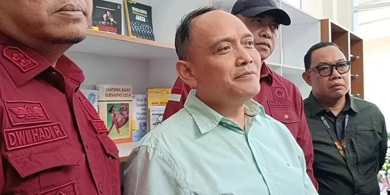 BICARA: Asisten Intelijen Kejati Kalsel, Nana Riana, mengungkapkan hingga saat ini penyidik telah memeriksa sekitar 20 orang saksi. (Sheilla Farazela/Radar Banjarmasin) 