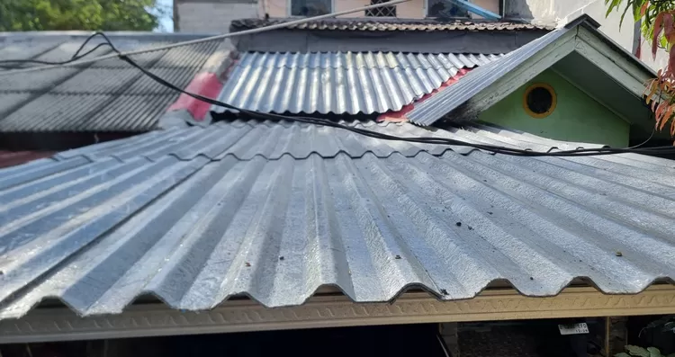 Program Ganti Atap Rumah Wartawan yang digagas oleh PT Sirkular Karya Indonesia (SKI) bersama Promedia Group terus berlanjut. Kini menyasar ke rumah jurnalis Indotren.com Asni Ovier di Perumahan Cenning Ampe, Sukmajaya, Depok, Jawa Barat.