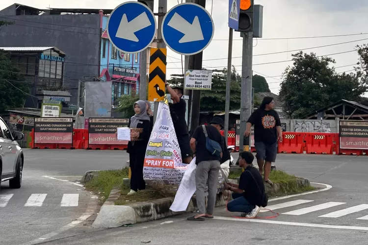 Aksi galang dana yang dilakukan Karang Taruna Kelurahan Kukusan, di sekitar Jalan Raya Kelurahan Kukusan, Kecamatan Beji, Depok, Minggu (22/12). (KATAR KUKUSAN FOR RADARDEPOK)