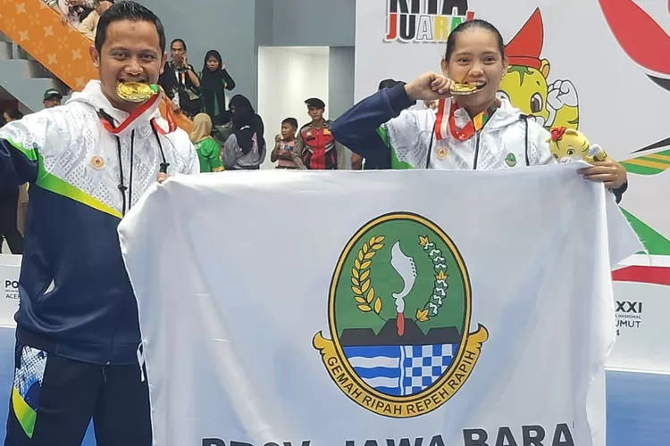 Nurhalimah (Atlet) - Arif K (Pelatih) peraih medali emas pada cabor Futsal Putri asal Kota Depok, pada di gelaran PON ke XXI di Aceh dan Sumatera Utara. (DOK KONI DEPOK)