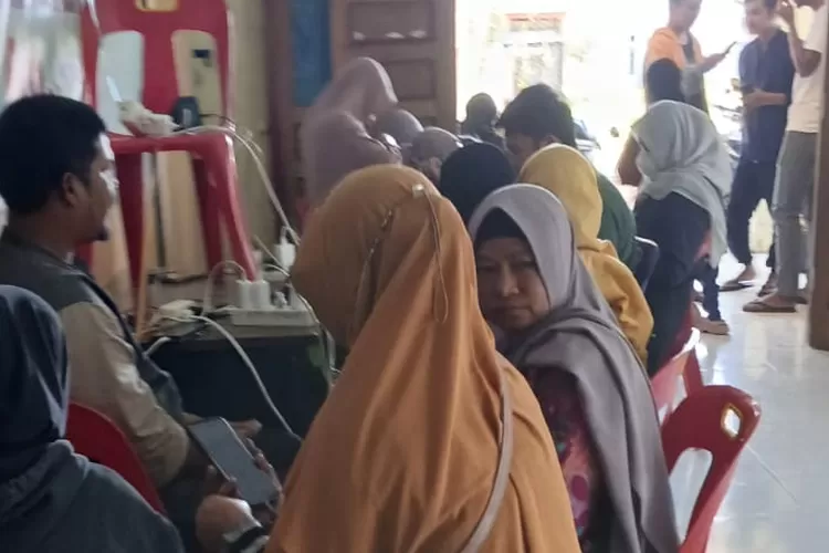 Warga sedang mengakses internet dengan menggunakan Perangkat Starling Foto: realitasonline.id/ ADI