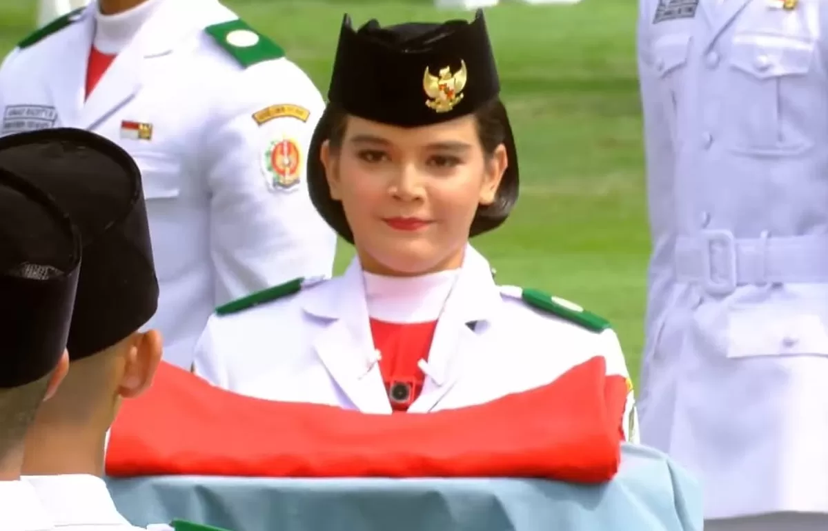 Celine Olivia Apriani Theo, siswi SMKN 5 Pontianak yang bertugas sebagai pembawa baki HUT 81 RI. (YouTube/Sekretariat Presiden)