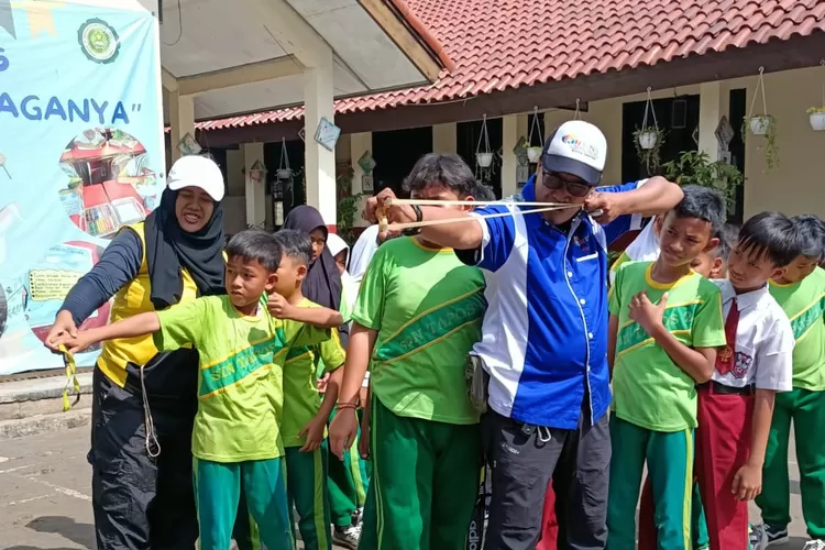 Portina Depok mempraktekan olahraga di SDN Tapos 2 Kelurahan Tapos, Depok, Selasa (17/6). (RADAR DEPOK)