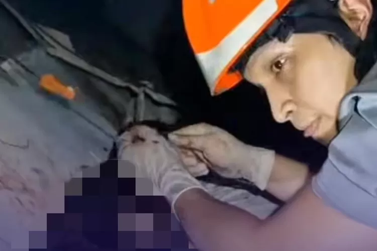 Detik-detik Dokter Aaron yang mengamputasi santri di bawah reruntuhan   (Instagram @bhumiliterasi_anakbangsa)