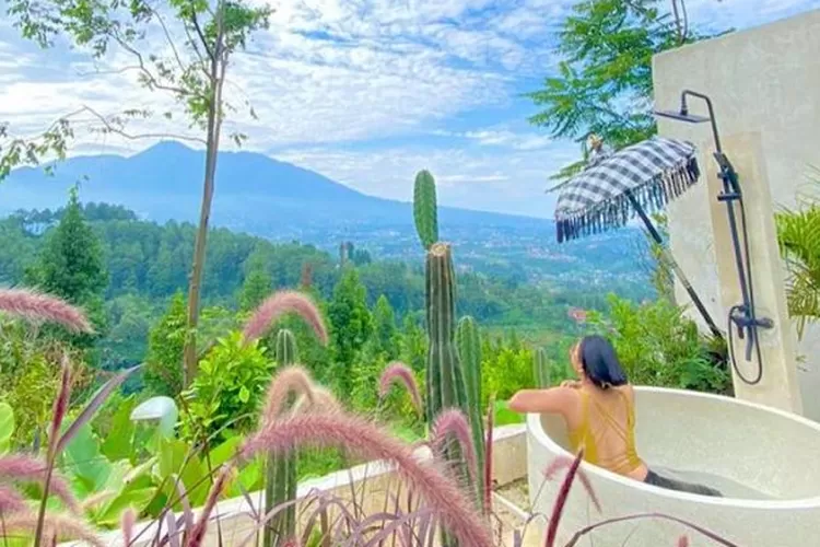 Kuy Village Puncak, tempat menginap dengan vibes Bali. (Instagram @ichavinaa)