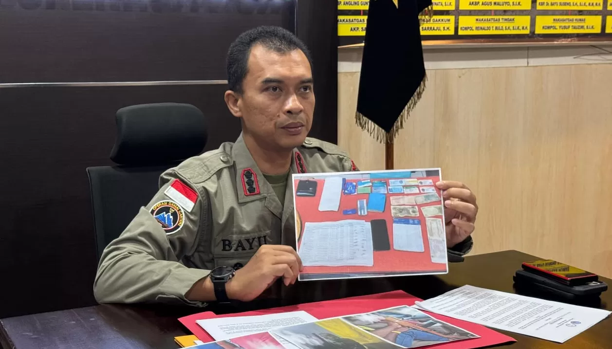 Kasatgas Humas Ops Damai Cartenz-2024, Kombes Bayu Suseno, dalam press release terkait penangkapan pemasok senjata dan amunisi bagi KKB Papua di Nabire. (SATGAS DAMAI CARTENZ)