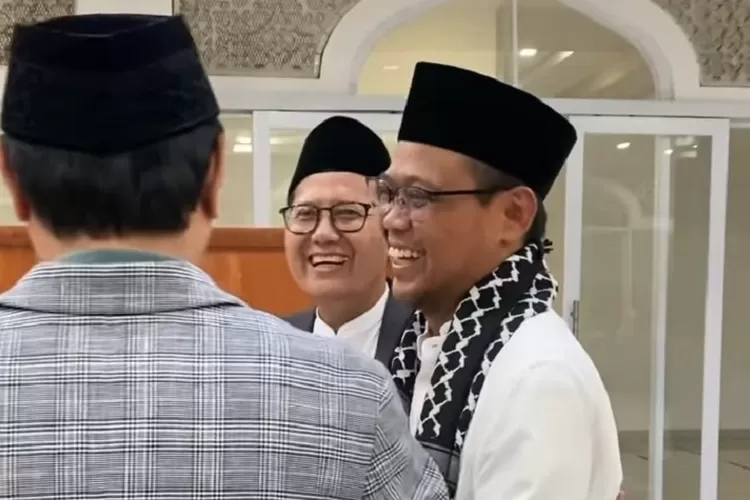 Wakil Walikota Depok, Imam Budi Hartono disambut hangat Kyai Cholil Nafis saat memperingati Maulid Nabi Muhammad SAW dan Milad Ke-6 Pesantren Cendekia Amanah. (RADAR DEPOK)
