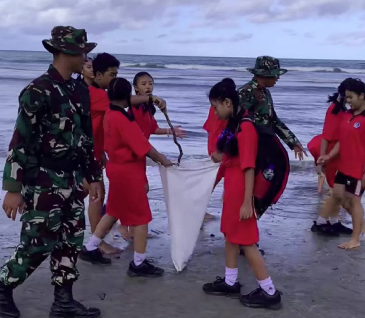 TNI AL Gelar Aksi Bersih Sampah Laut di Pantai Kuta, Dukung Komitmen ...