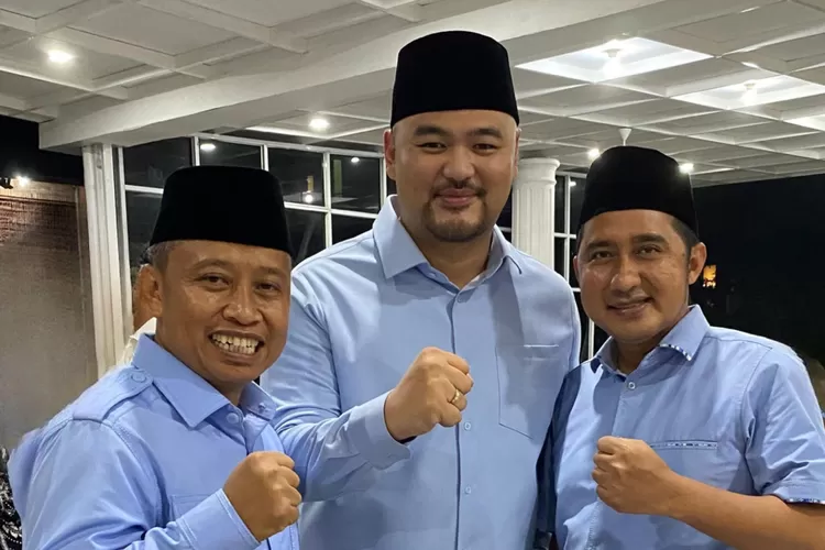 Anggota DPRD Kota Depok dari Fraksi Partai Demokrat, Aditya Wiradiputra saat foto bersama dengan Supian Suri dan Chandra Rahmansyah. (ISTIMEWA)