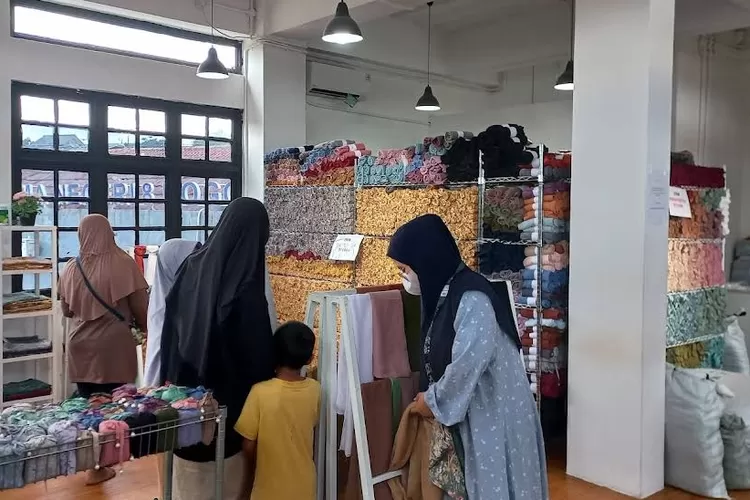 Lengkap &amp; Murah! Ini Dia 5 Tempat Belanja Baju di Bogor yang Ramai Saat Libur Lebaran, Mulai Kaos Hingga Busana Muslim (Gmaps/MANG UCU)