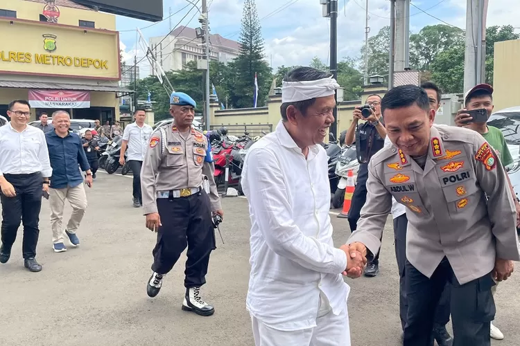Gubernur Jawa Barat Dedi Mulyadi saat menjabat tangan Polres Metro Depok Kombes Pol Abdul Waras di Polres Metro Depok, Selasa (22/4) Pagi. (RISKY DWI LESTARI/RADAR DEPOK)