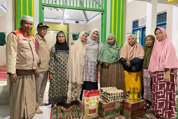 BANTUAN : Anggota DPRD Kota Depok, Ela Dahlia bersama Tim Sigap 11, saat menyalurkan logistik kepada warga terdampak banjir di Kelurahan Sawangan Baru, Kecamatan Sawangan, Kota Depok, Selasa (4/3) malam. (ALDY RAMA/RADAR DEPOK)