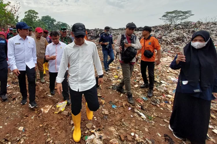 Menteri Lingkungan Hidup, Hanif Faisol Nurofiq lokasi TPS liar di kawasan Limo, Depok, pada Senin (4/11). (ANDIKA EKA/RADAR DEPOK)