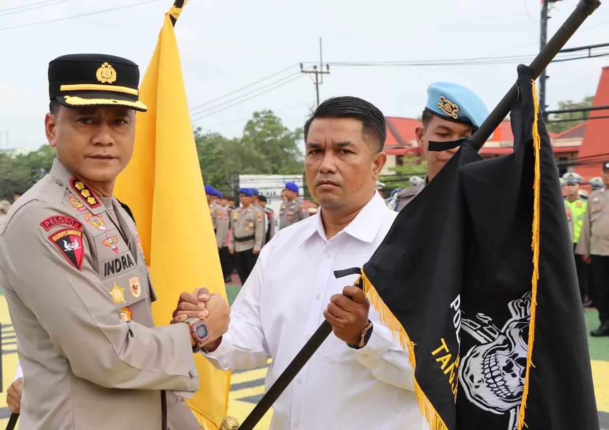 Kapolresta Tanjungpinang Kombes Pol. Indra Ranu Dikarta menyerahkan bendera tengkorak kepada perwakilan Polsek Tanjungpinang Kota. (Foto: Humas Polresta Tanjungpinang)