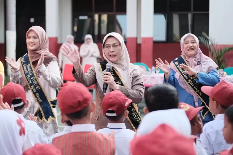 Ketua Pokja Bunda PAUD, Etty Maryati Salim menyapa para siswa saat MPLS di SDN Pondok Cina 1, Kelurahan Pondok Cina, Kecamatan Beji, Selasa (23/7). (PEMKOT DEPOK)
