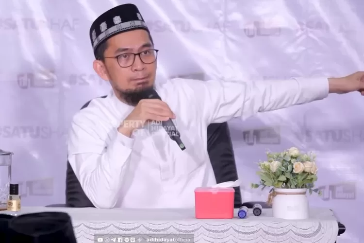 Ustaz Adi Hidayat ungkap golongan orang yang berhak menerima zakat fitrah (Tangkapan Layar YouTube Adi Hidayat Official)
