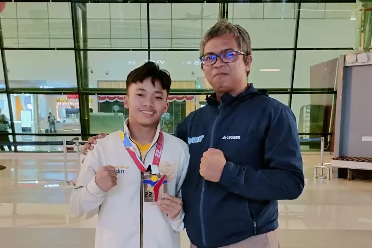 Naufal Putra Diandra bersama sang ayah, Dedi Supriadi.  (KABAR BOGOR)