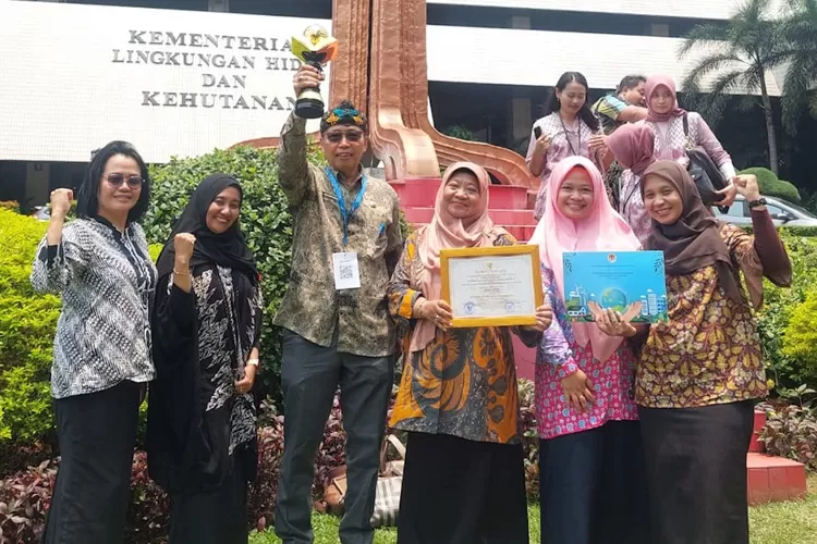 Kepala SMAN 8 Depok, Agus Suparman menunjukan piala penghargaan di Adiwiyata Mandiri di ruang kerjanya, Kamis (30/1). (ANDIKA EKA/RADAR DEPOK)