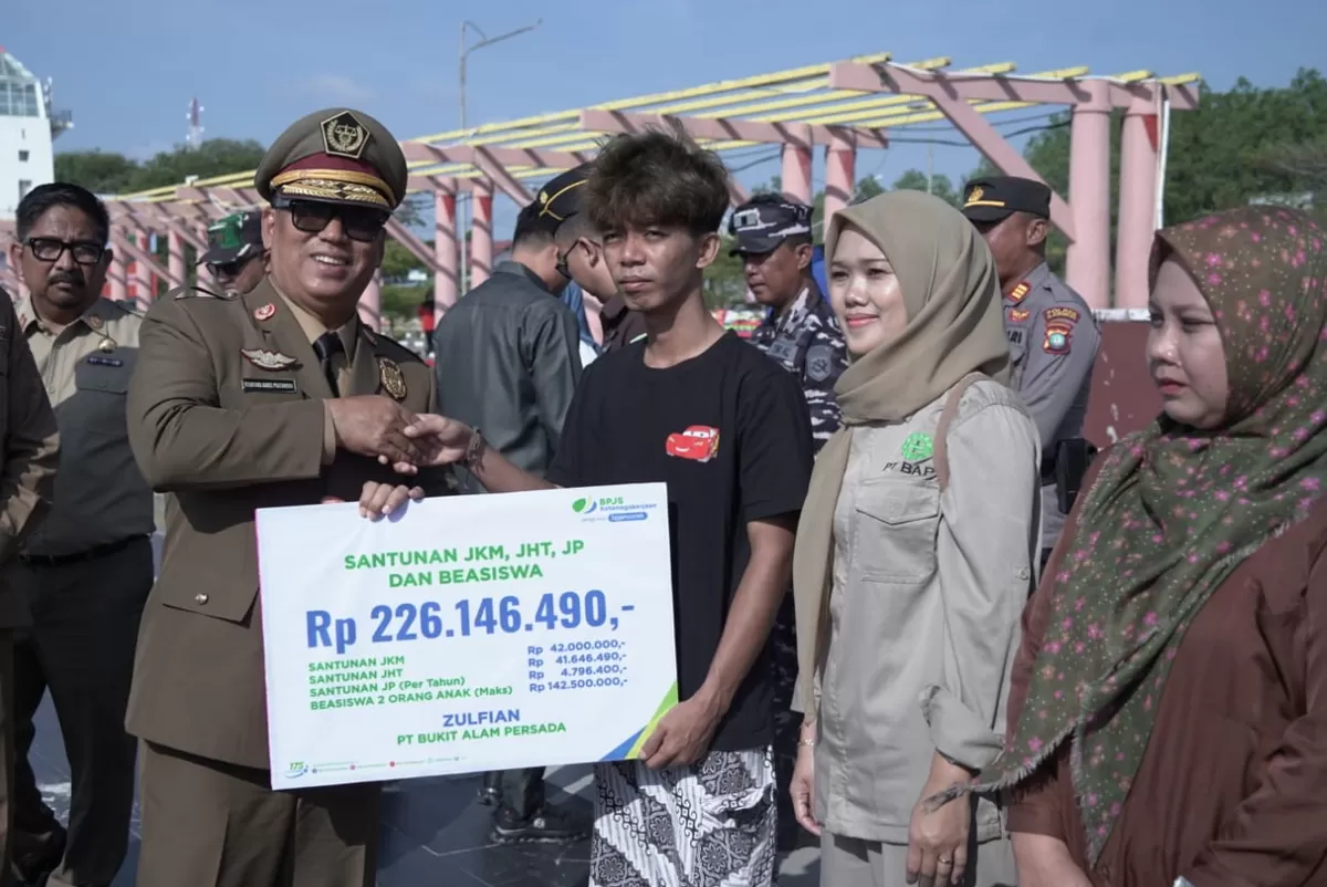 Wagub Nyanyang menyerahkan santunan  usai menjadi inspektur upacara pada Apel Bersama Peringatan Bulan K3 Nasional ke-56 Tahun 2026. (Foto:Diskominfo Kepri)